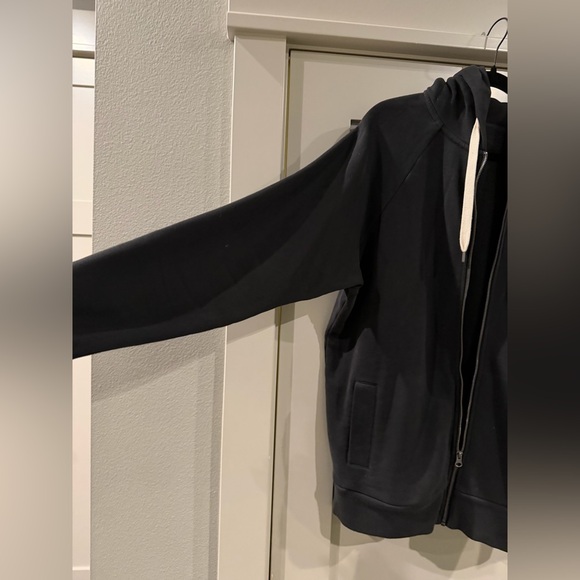 Vuori Women's Restore Full-Zip - color: Black - size Small. - Picture 6 of 8